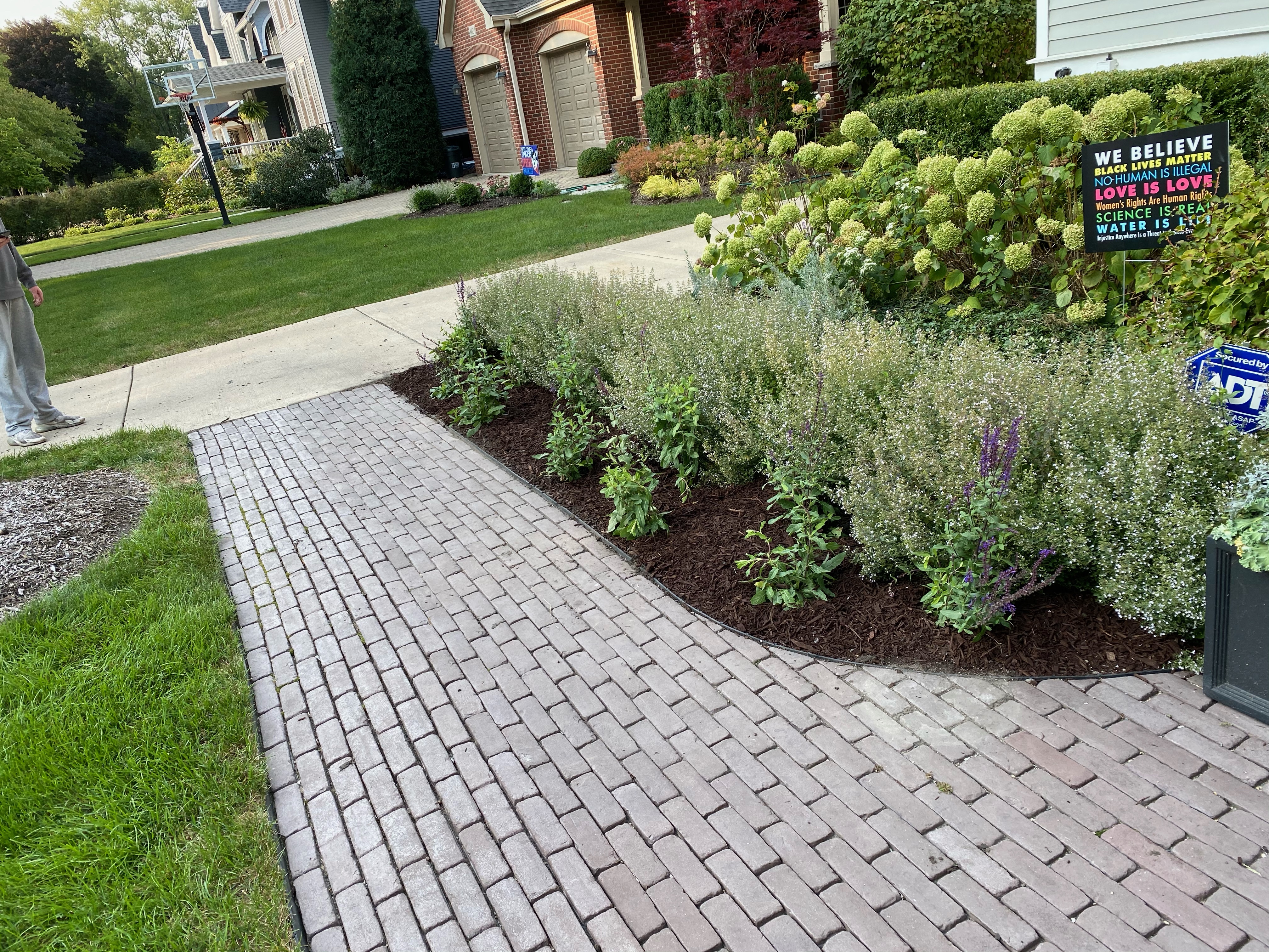 Landscape bed with seasonal annuals by Flower Fleurt
